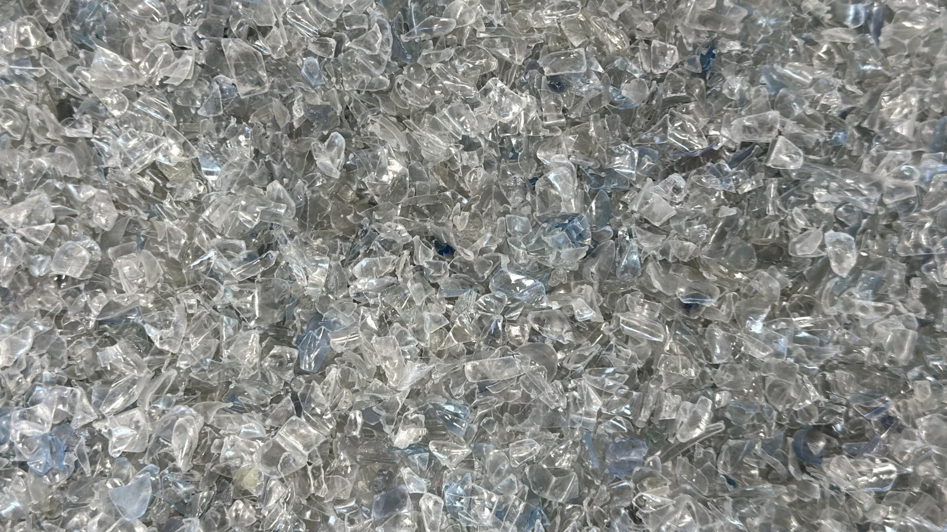 Recycelte PET-Flakes klar