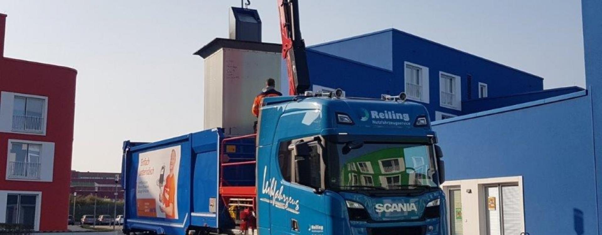 Entleerung von Container mit Entleerungsgerät HR1ELSB und Press-sammler RPS29