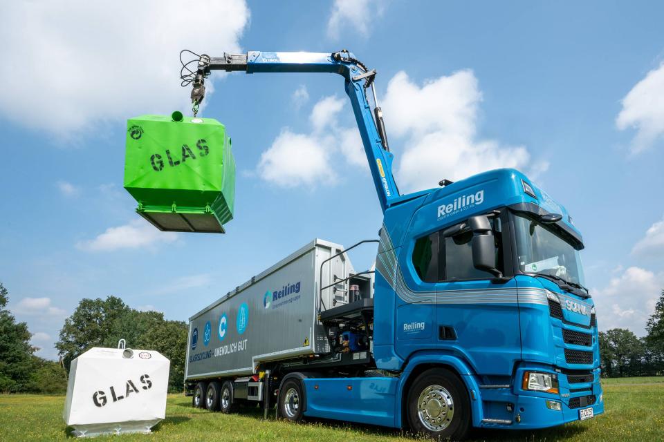 Emptying glass recycling bins
