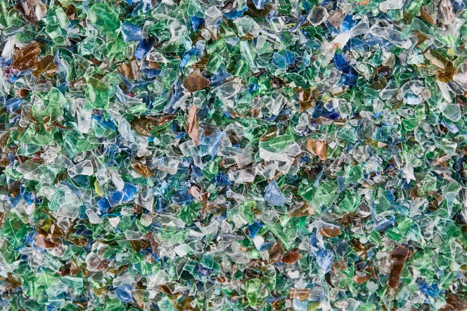 Coloured recycled PET flakes