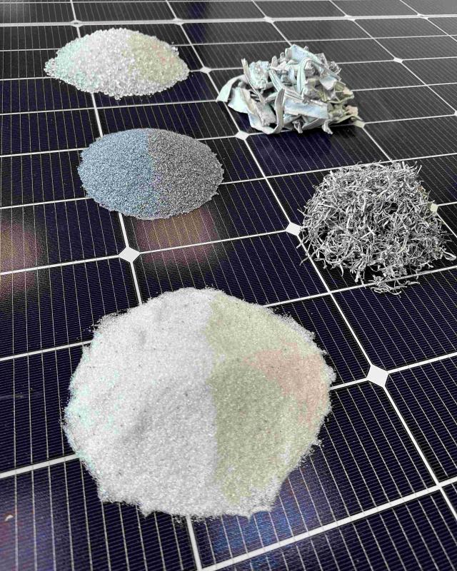 Endprodukte vom Photovoltaik-Recycling: Glas, Silizium, Glas, Busbars, Aluminium