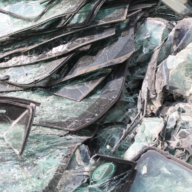 Gesammelte Autoscheiben für das Glas-Recycling